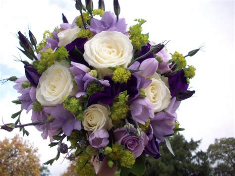 Wedding flower specialist .